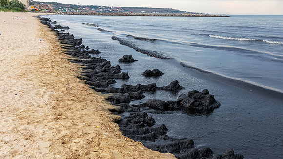 oil cakes up and gathers on the edge of beach