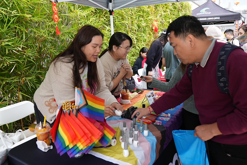 students interacting with tabling representatives